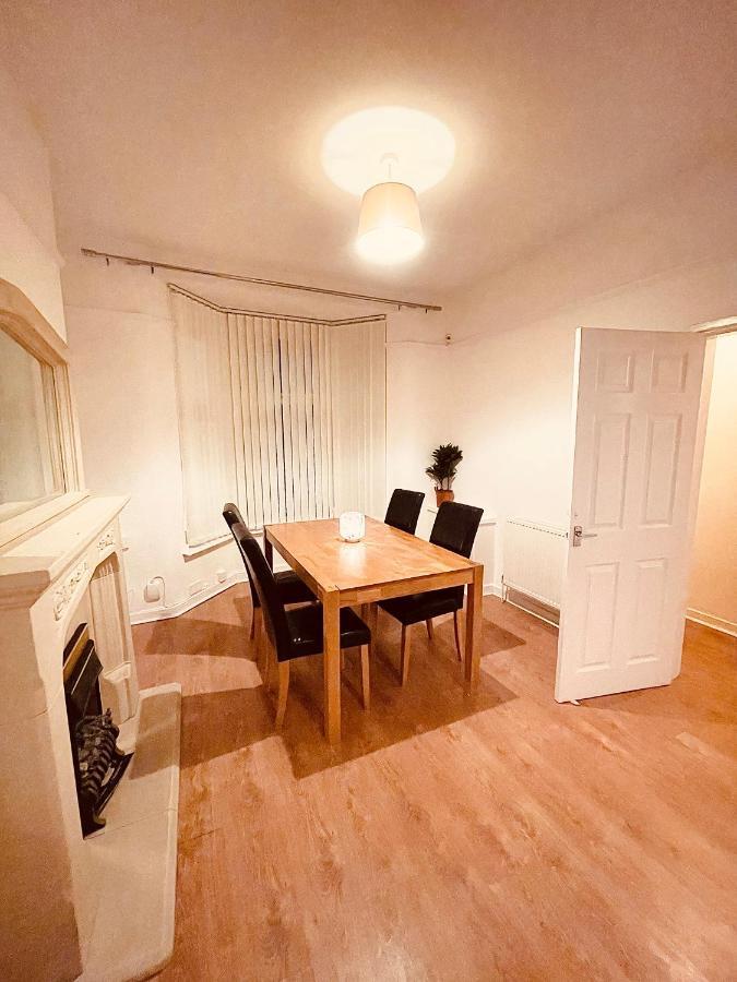Cute Spacious 2 Bedroom House, Sleeps 8, Free Street Parking, Easy Access Lock Box Entry, 2 Minute Drive From City Centre Λίβερπουλ Εξωτερικό φωτογραφία