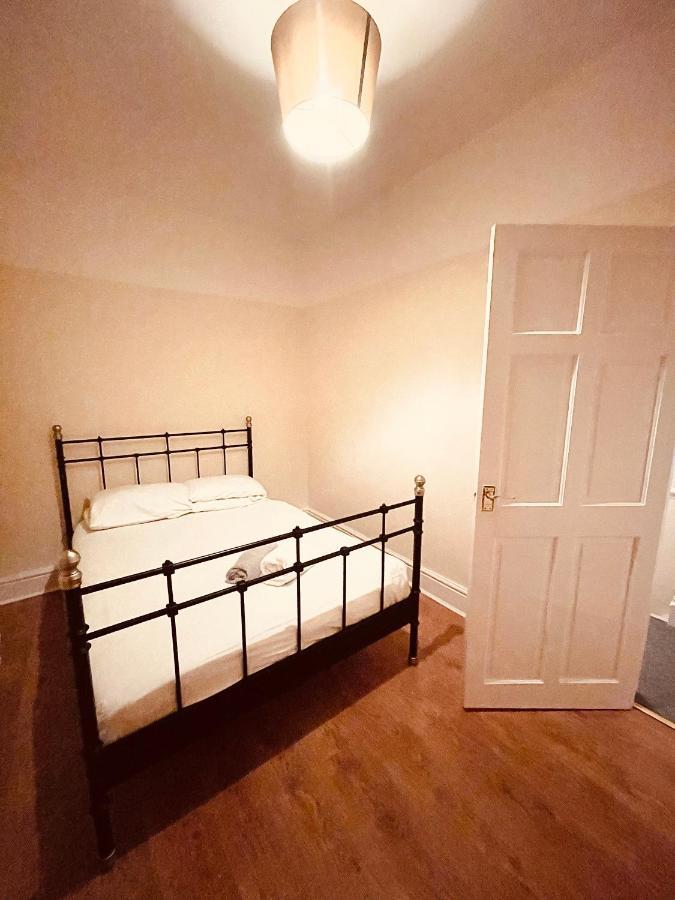 Cute Spacious 2 Bedroom House, Sleeps 8, Free Street Parking, Easy Access Lock Box Entry, 2 Minute Drive From City Centre Λίβερπουλ Εξωτερικό φωτογραφία