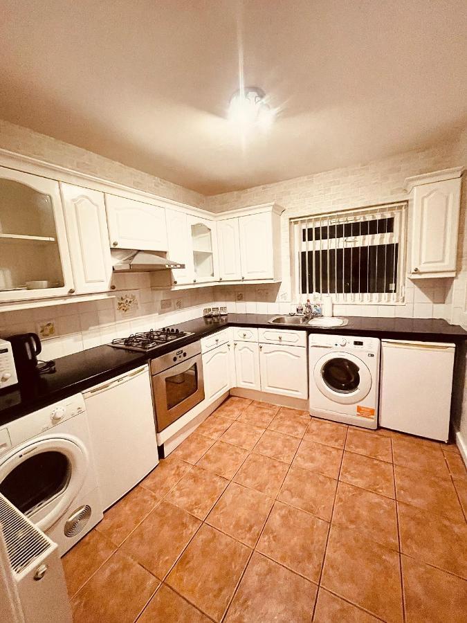 Cute Spacious 2 Bedroom House, Sleeps 8, Free Street Parking, Easy Access Lock Box Entry, 2 Minute Drive From City Centre Λίβερπουλ Εξωτερικό φωτογραφία
