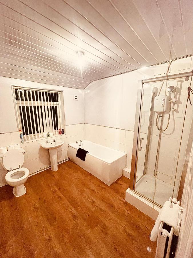 Cute Spacious 2 Bedroom House, Sleeps 8, Free Street Parking, Easy Access Lock Box Entry, 2 Minute Drive From City Centre Λίβερπουλ Εξωτερικό φωτογραφία