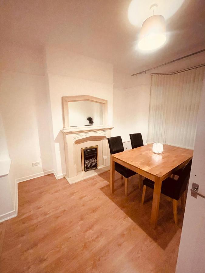 Cute Spacious 2 Bedroom House, Sleeps 8, Free Street Parking, Easy Access Lock Box Entry, 2 Minute Drive From City Centre Λίβερπουλ Εξωτερικό φωτογραφία