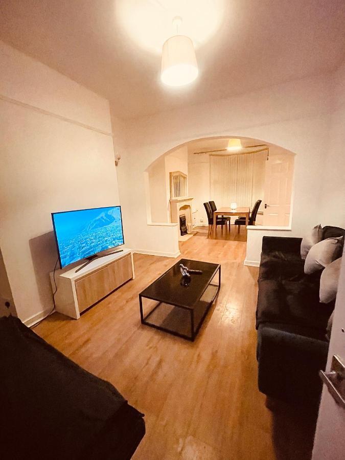 Cute Spacious 2 Bedroom House, Sleeps 8, Free Street Parking, Easy Access Lock Box Entry, 2 Minute Drive From City Centre Λίβερπουλ Εξωτερικό φωτογραφία